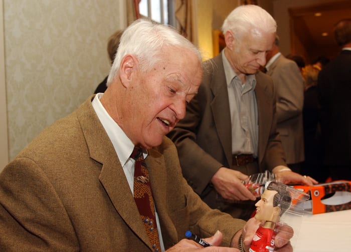 2002-Gordie-Howe-V0000016.jpg